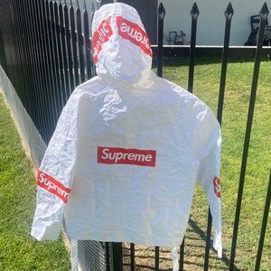 RARE Jaqueta Supreme Bag —Supreme White Jacket with Red Logo Accents